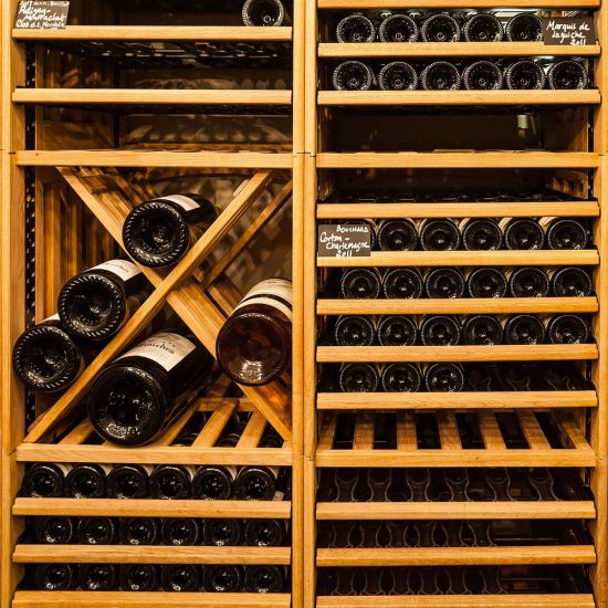 Solid oak modular storage for custom wine cellar - Modulothèque