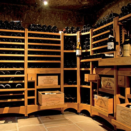 Solid oak modular storage for custom wine cellar - Modulothèque