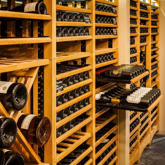 Solid oak modular storage for custom wine cellar - Modulothèque