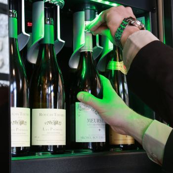 8-bottle wine bar - brings wine to the correct temperature and preserves open bottles