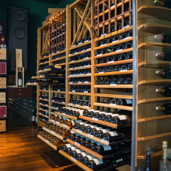 Solid oak modular storage for custom wine cellar - Modulothèque