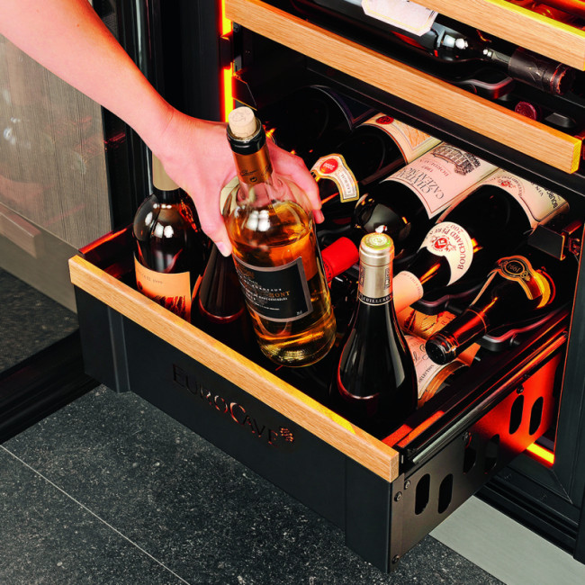 clayette-coulissante-service-bouteille-ouverte-debout-cave-a-vin-encastrable-eurocave.jpg