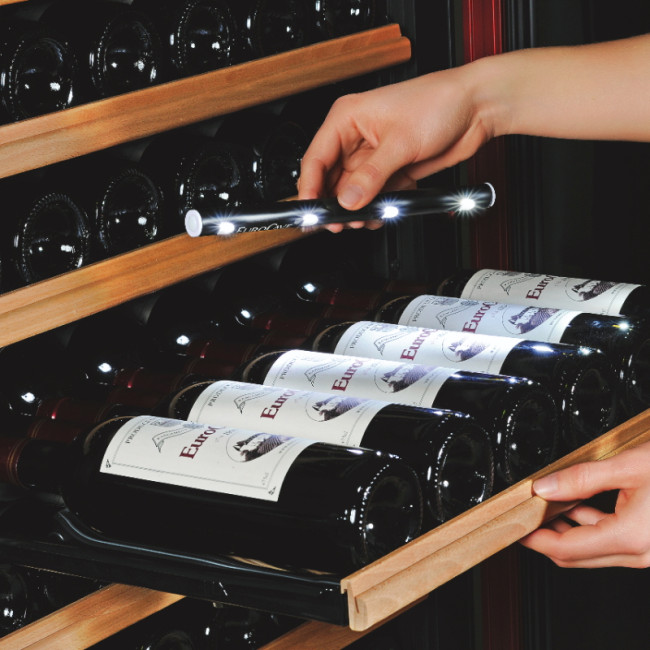 lampe-eclairage-etiquettes-bouteilles-caves-a-vin-eurocave.jpg