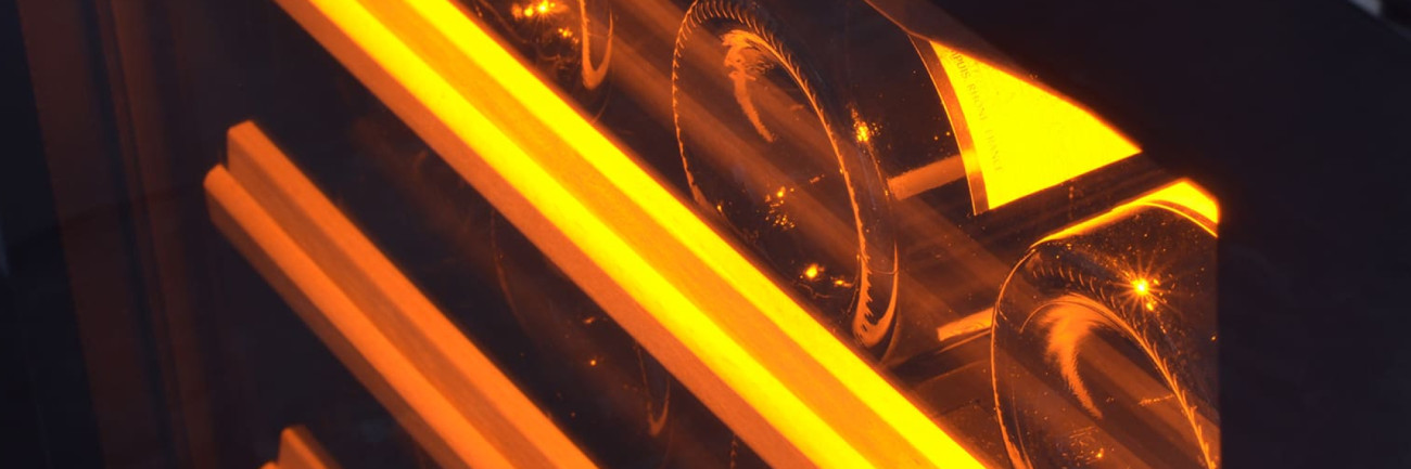 Beautiful highlighting of wine bottles thanks to the amber lighting which diffuses a warm atmosphere in your kitchen. Compact EuroCave