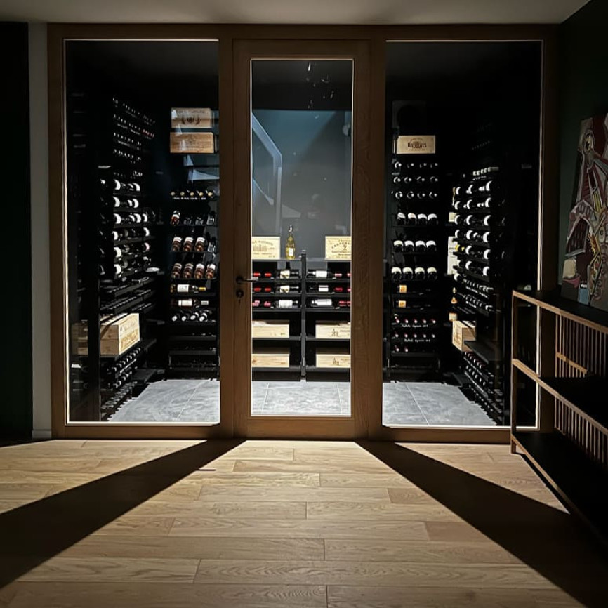 Project to fit out an air-conditioned wine cellar with glass walls and the installation of top-of-the-range Modulo-X industrial-style metal shelving - EuroCave Annecy showroom project.