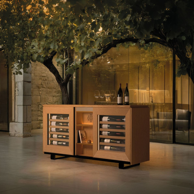 Combine the luxury and practicality of wine furniture in your living room. Integrated lighting to show off your bottles to their best advantage. Optimum temperature for white and red wine thanks to 2 independent refrigerated compartments.