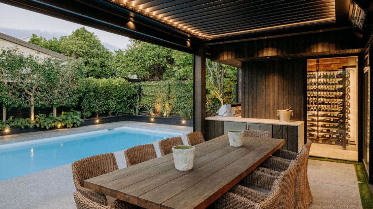 High-end home design featuring a wine room visible from the outdoor terrace with a pool – Modulo-X