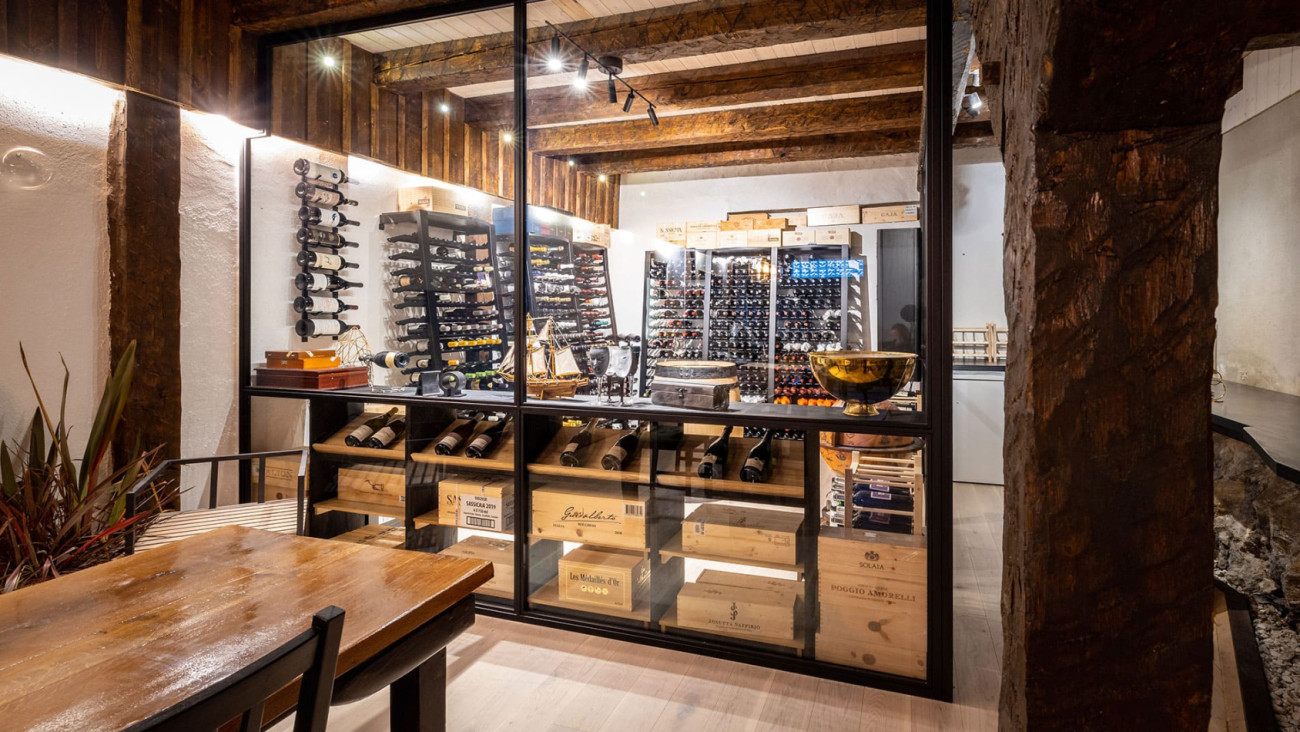 Stunning climate-controlled glass wine cellar in a furnished basement – Modulosteel EuroCave