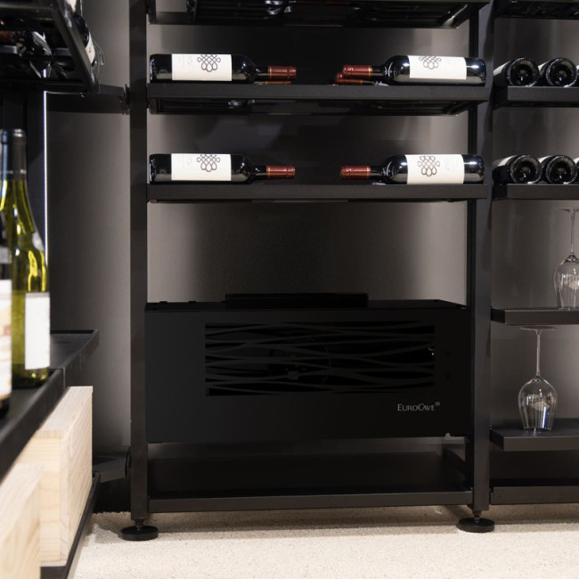 Small split water-cooled black wine cellar conditioner. Wall- or floor-mounted. Optimal wine preservation with stable temperature and humidity.