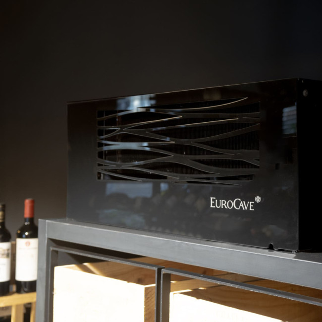 Compact split water-cooled wine cellar conditioner. Space-saving, free-standing installation on furniture or shelves. Cooling capacity for small spaces up to 20m³.