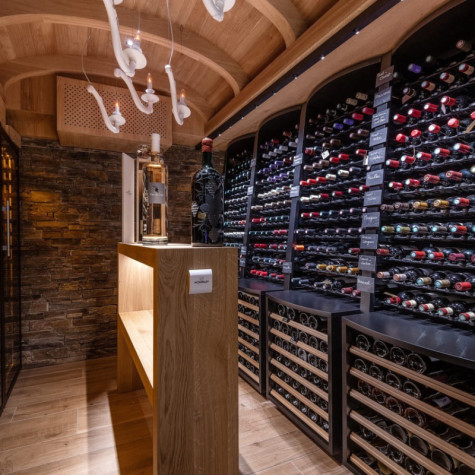 Wine wall at Hostellerie de la Chenaudière. Modulosteel with sliding shelf module