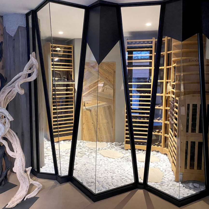 Dream wine cellar design – Climate-controlled wine room in a mountain restaurant – Modular solid wood storage Modulothèque EuroCave