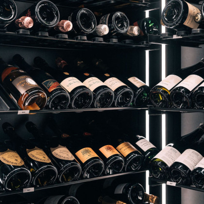 Elegant restaurant wine cellar design featuring the Modulo-X modular system.