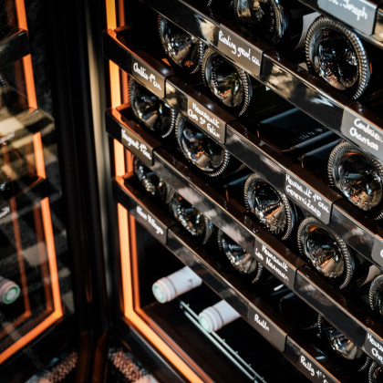 eurocave-design-restaurant-petit-hotel-confidentiel-chambery-france-mur-cave-a-vin-revelation-4.jpeg